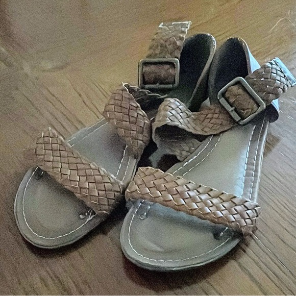 Ollio Sandals 8 - Picture 1 of 4
